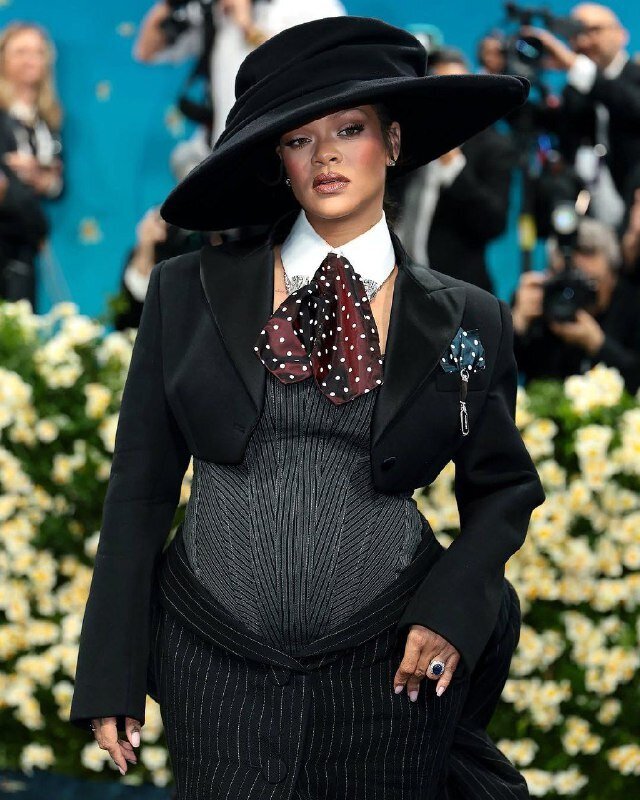 عکس | لباس بارداری عجیب ریحانا سوژه خبرنگاران شد! عکس | لباس بارداری عجیب ریحانا سوژه خبرنگاران شد!