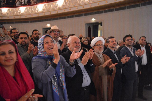 عکس | حضور ظریف و همسرش در یک کنسرت سوژه شد!