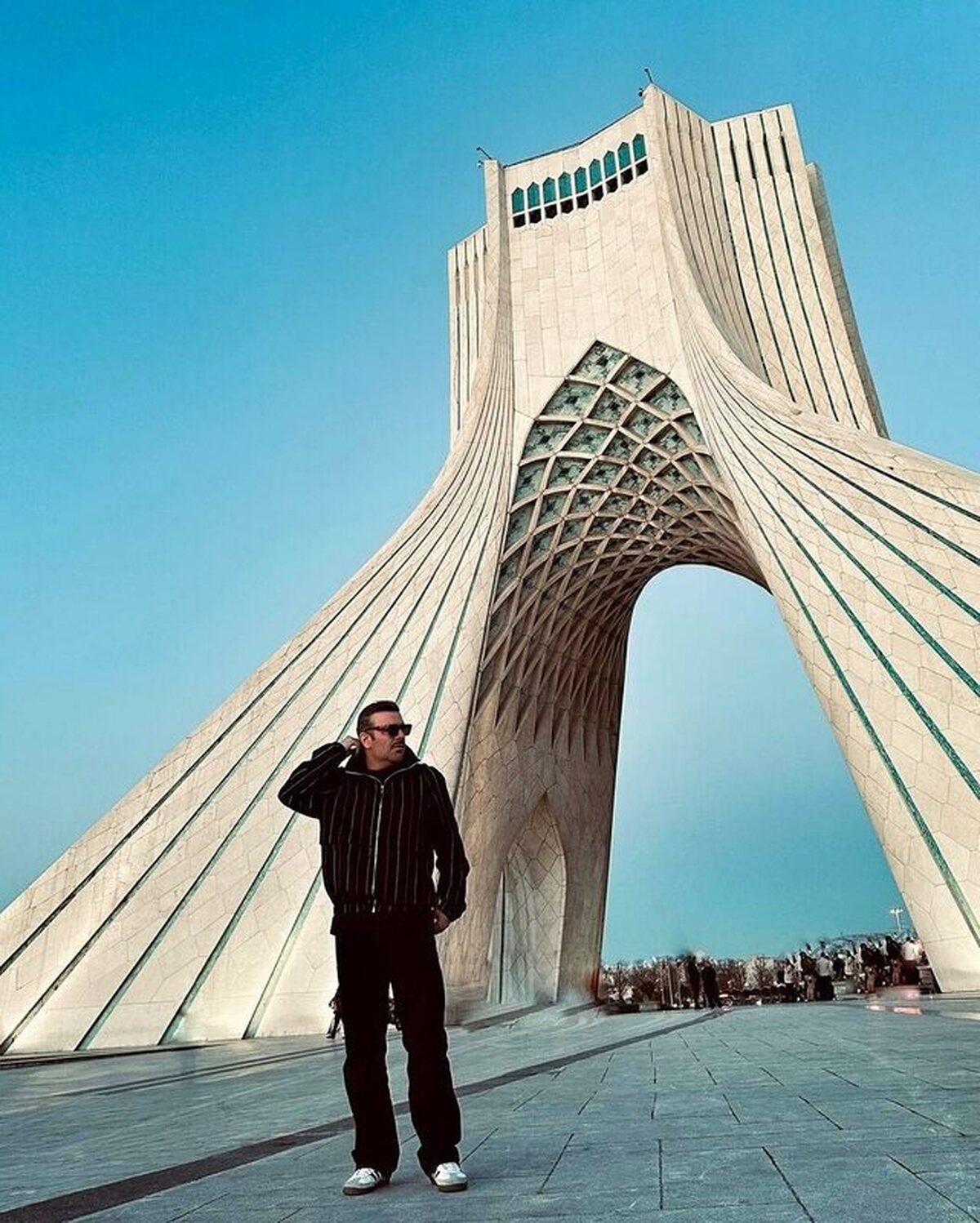 عکس | ژست‌های بامزه بهرنگ علوی در جشن تولد؛ بازیگر محبوب در قاب شادی‌ها