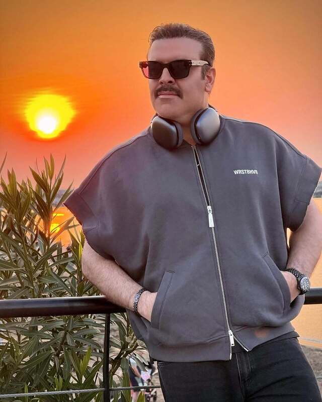 عکس | ژست‌های بامزه بهرنگ علوی در جشن تولد؛ بازیگر محبوب در قاب شادی‌ها