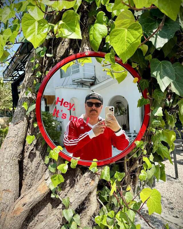 عکس | ژست‌های بامزه بهرنگ علوی در جشن تولد؛ بازیگر محبوب در قاب شادی‌ها