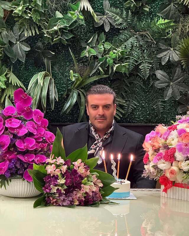 عکس | ژست‌های بامزه بهرنگ علوی در جشن تولد؛ بازیگر محبوب در قاب شادی‌ها