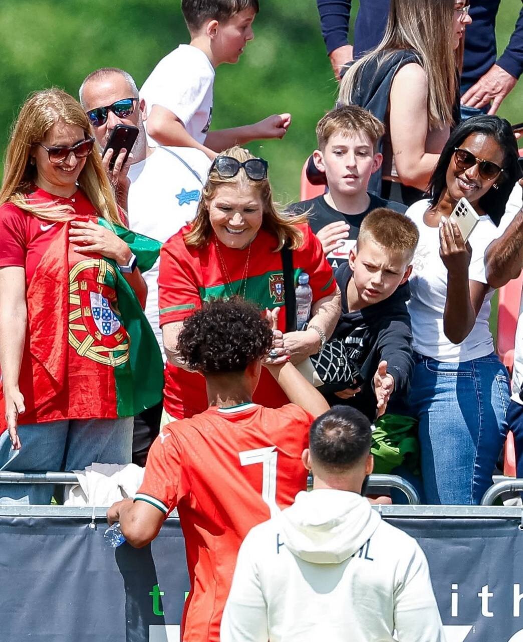 عکس | اولین بازی ملی پسر رونالدو یک مهمان ویژه داشت عکس | اولین بازی ملی پسر رونالدو یک مهمان ویژه داشت