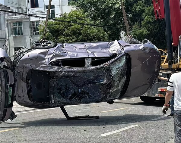 تصادف عجیب؛ خودروی چینی از زیر کامیون جان سالم به‌در برد!