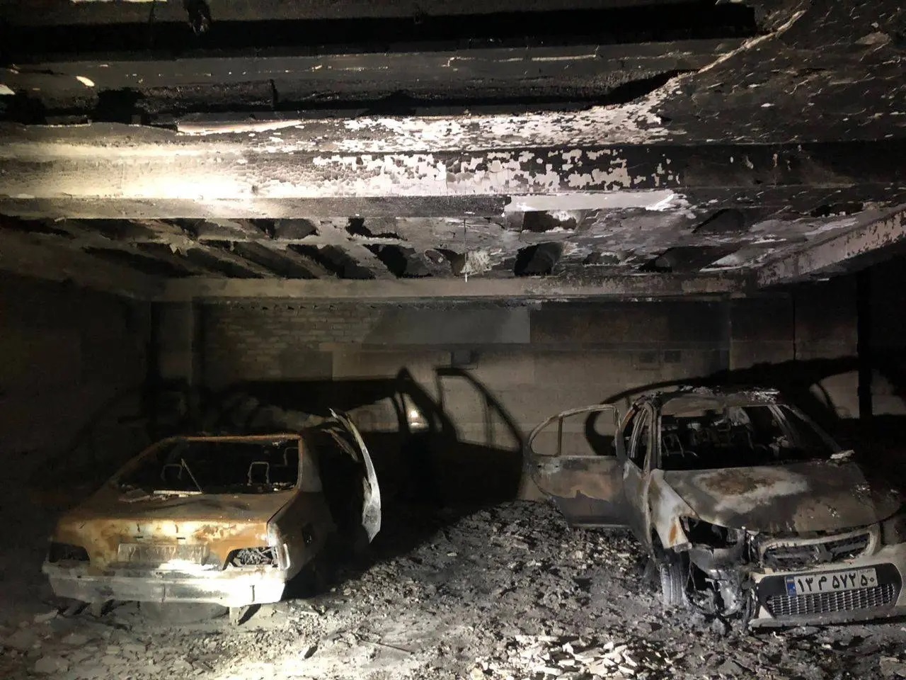 یک مجتمع مسکونی در جاده مخصوص کرج آتش گرفت