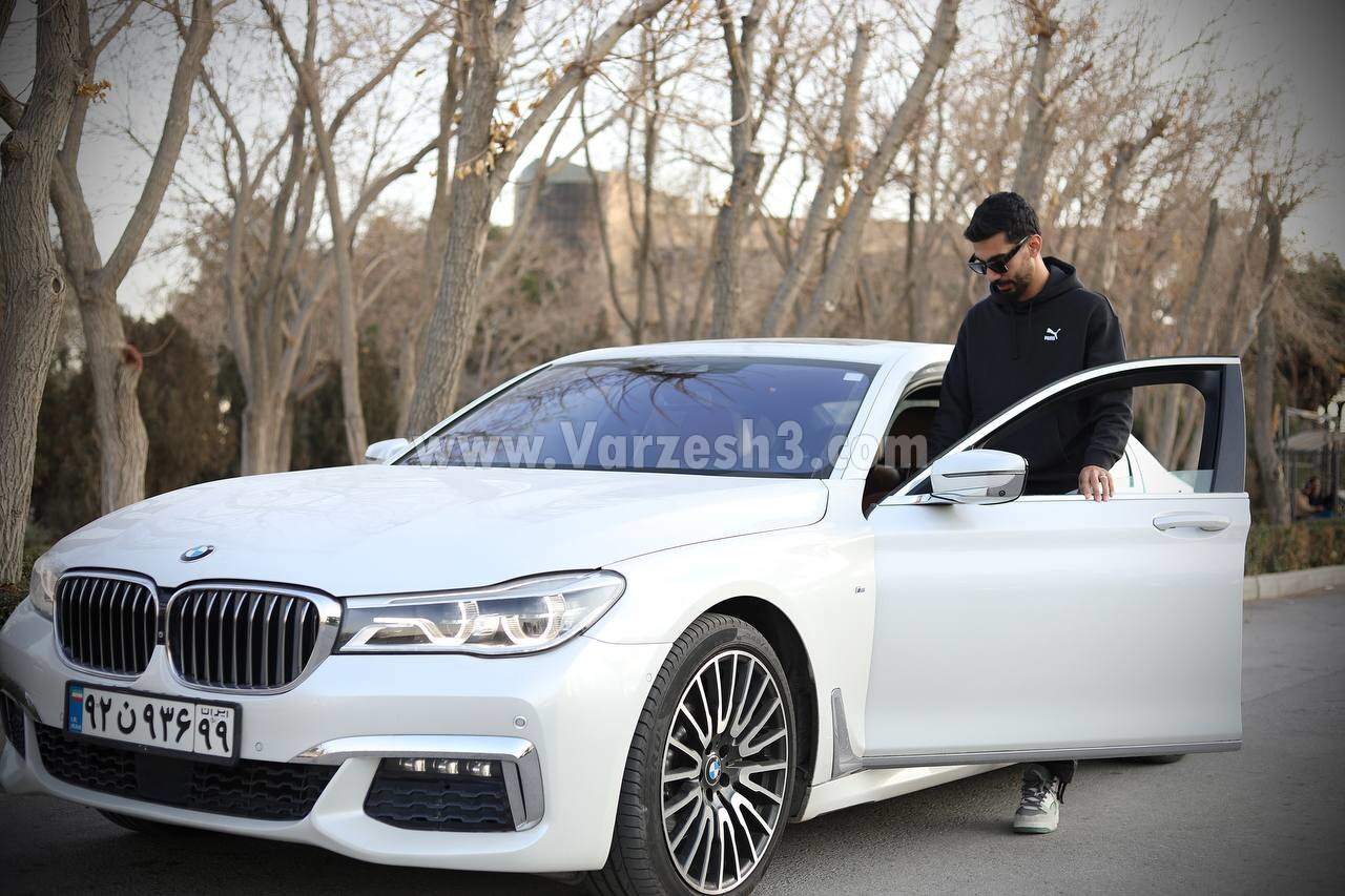 عکس | ستاره جدید پرسپولیس با خودروی لاکچری‌اش در راه تهران!