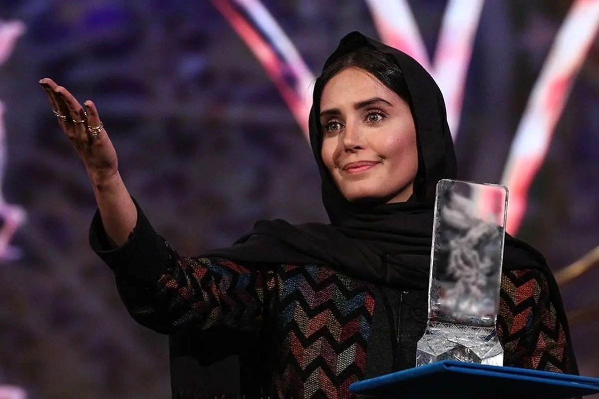 عکس | تیپ جذاب و هنری الناز شاکردوست در یک کافه
