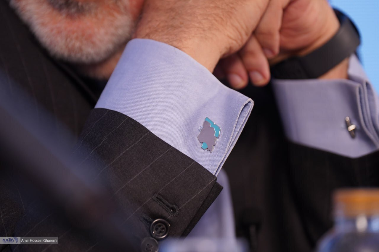 عکس | دکمه سردست جالب ظریف خبرساز شد! عکس | دکمه سردست جالب ظریف خبرساز شد!