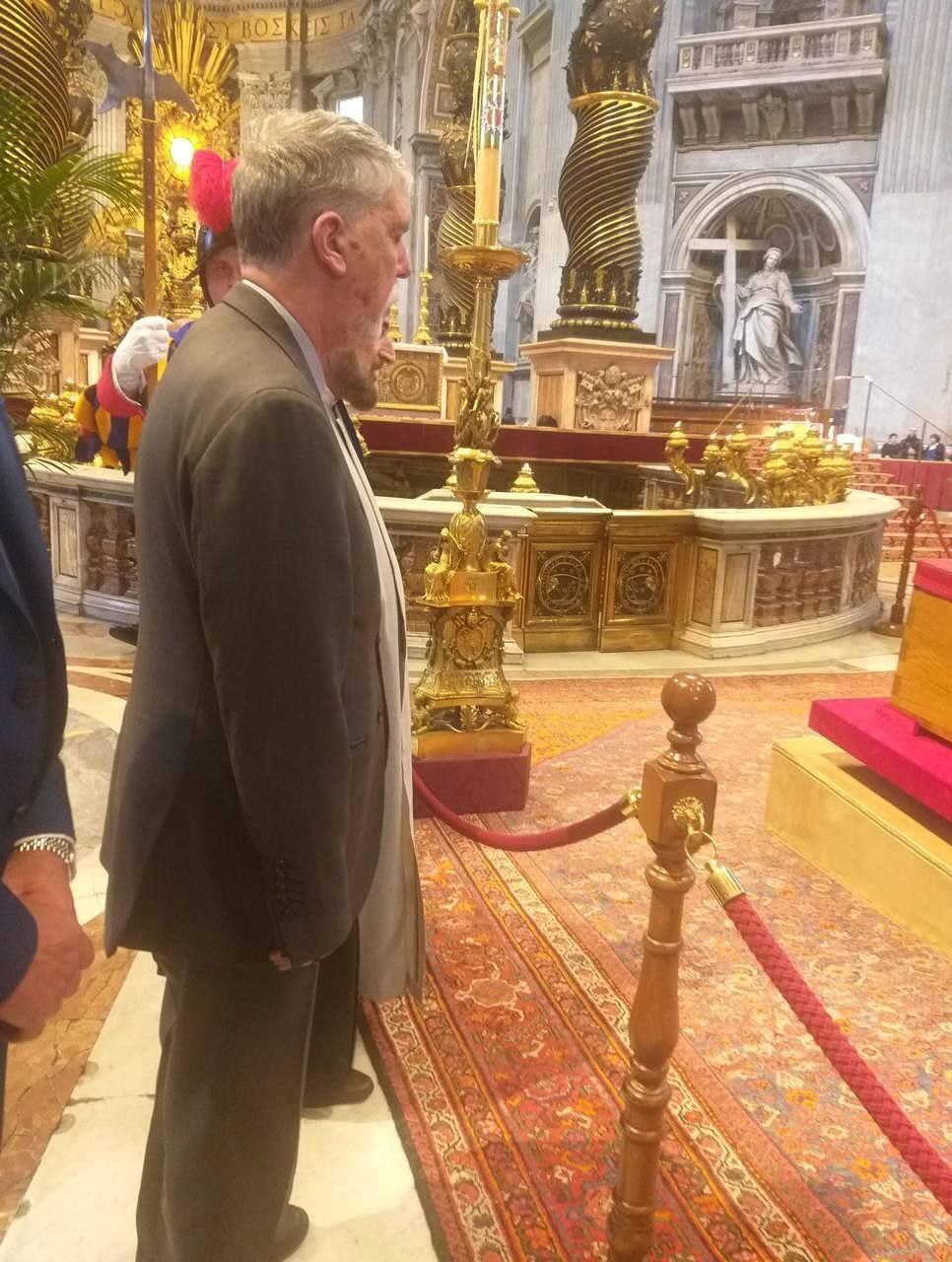 ادای احترام وزیر ارشاد به پاپ فرانسیس در محل کلیسای سن پیترو + عکس