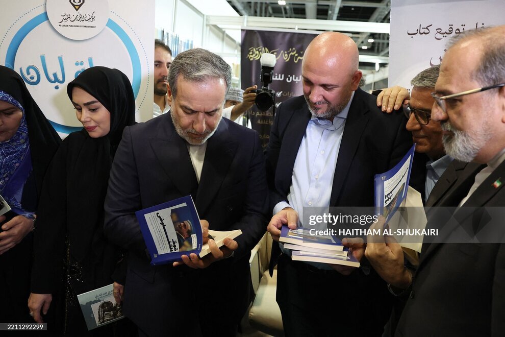 عکس | عراقچی و همسر جوانش در مراسم رونمایی از کتاب