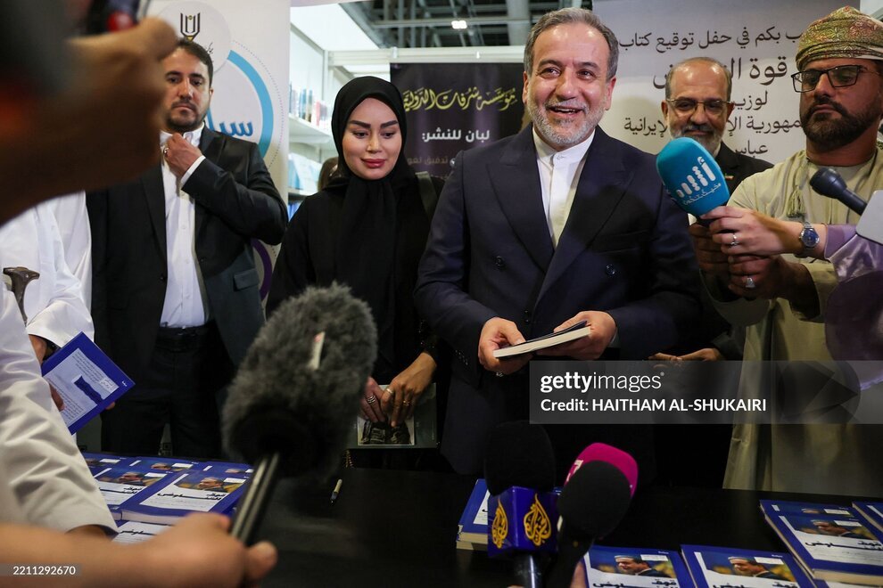 عکس | عراقچی و همسر جوانش در مراسم رونمایی از کتاب