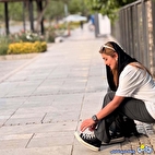 عکس | خانم بازیگر با لباس راحتی در خیابان عکس‌های جنجالی انداخت!
