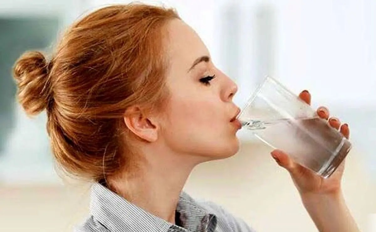 چرا نباید آب را به‌یکباره سر کشید؟