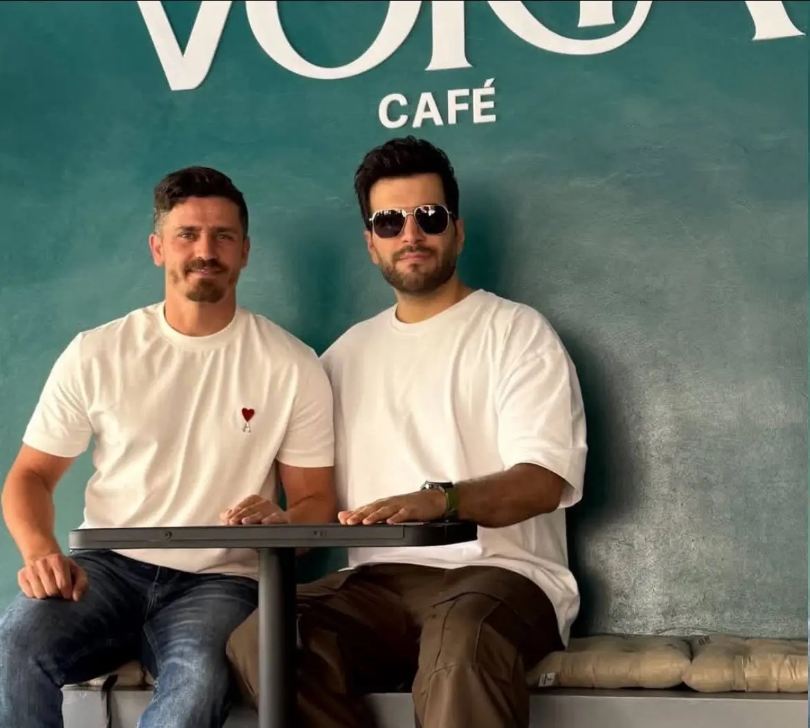 عکس | خواننده معروف پاپ مهمان کافه وریا غفوری شد عکس | خواننده معروف پاپ مهمان کافه وریا غفوری شد