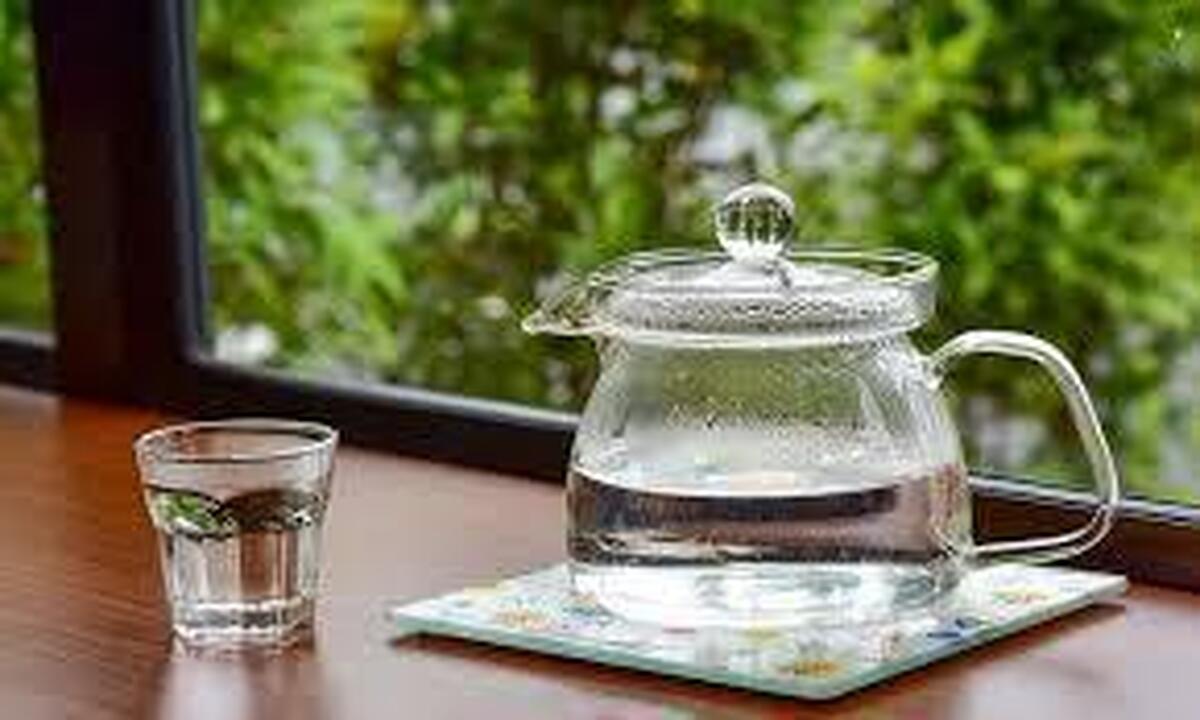 اثرات شگفت‌انگیز مصرف آب گرم در هتکام صبح
