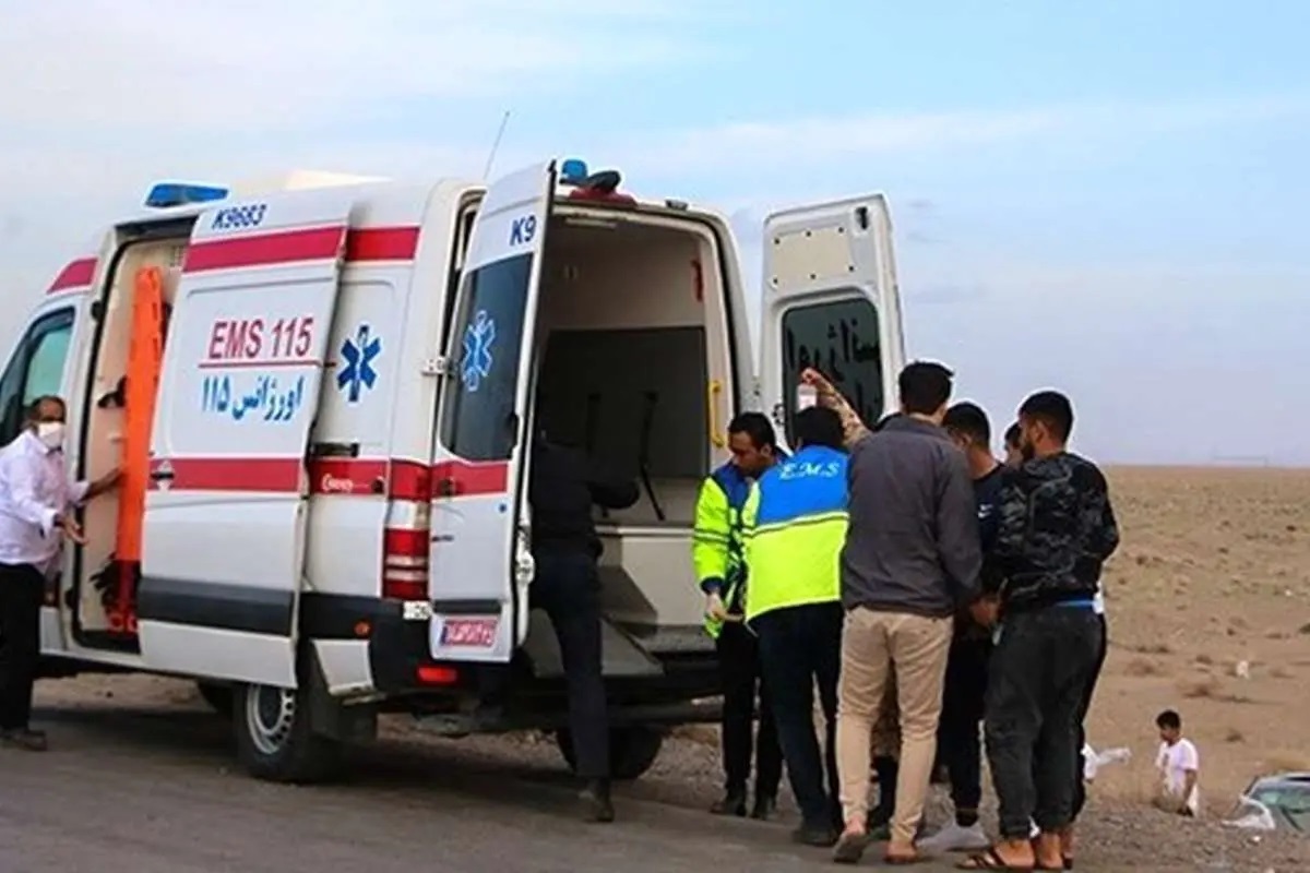 با واژگون شدن یک دستگاه لیفان، مادر و کودک از خودرو به بیرون پرتاب شدند