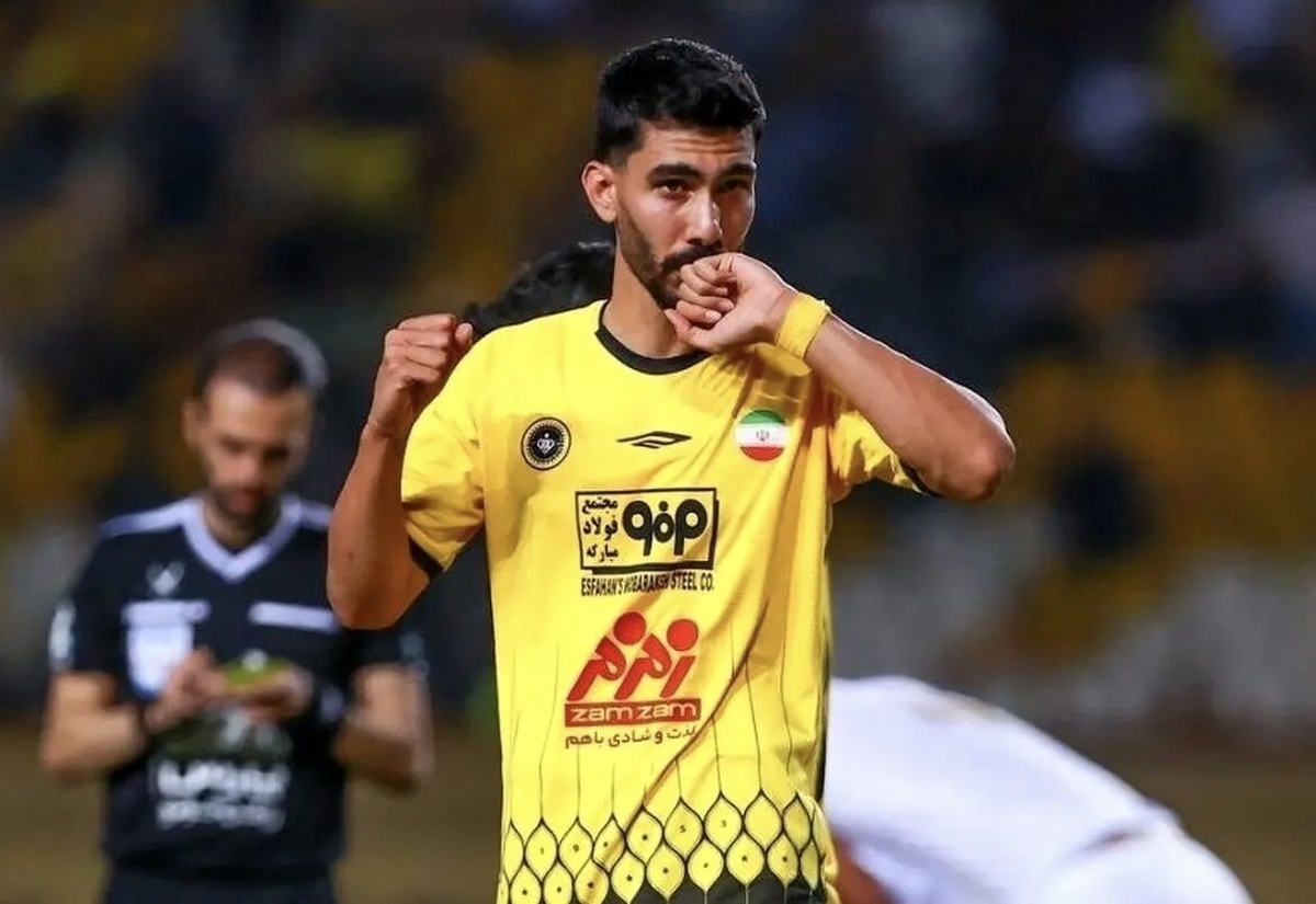 رضا شکاری با پیراهن پرسپولیس آماده می‌شود