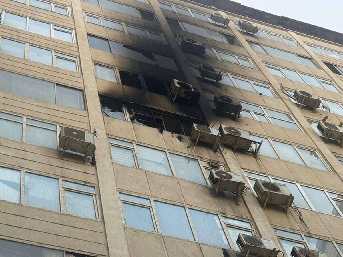 آتش‌سوزی گسترده در یک ساختمان تجاری در خیابان جمهوری