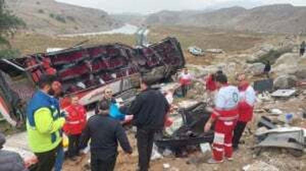 سقوط اتوبوس به دره در جادهٔ دماوند | ۴ نفر فوت شدند