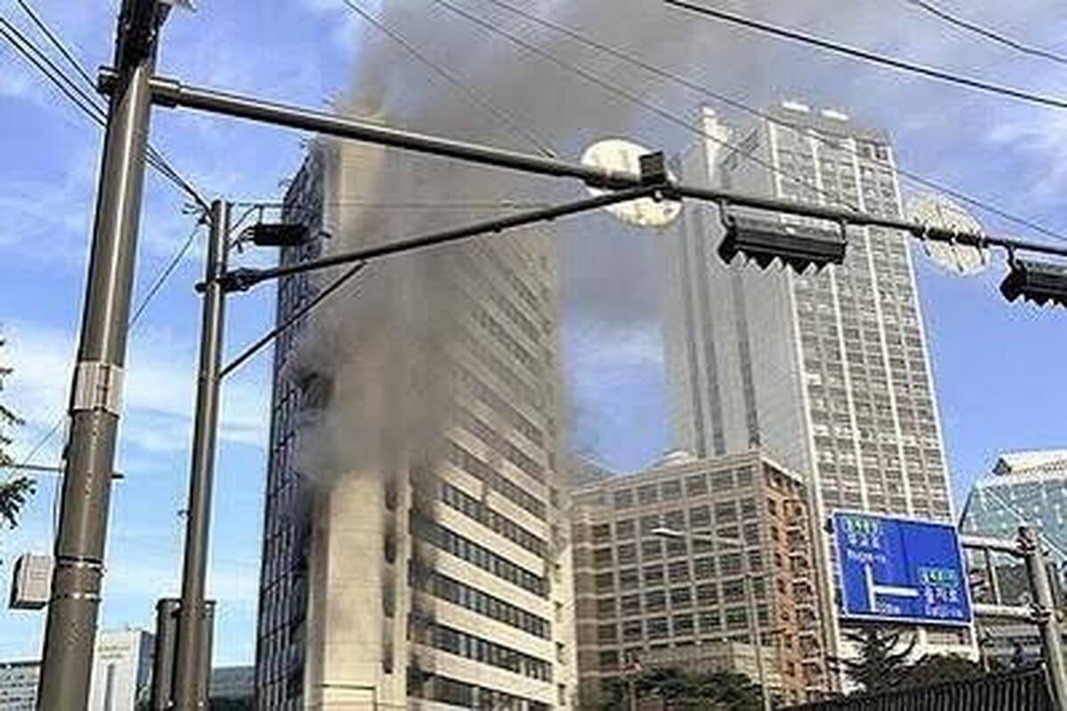 آتش‌سوزی در ساختمان اداری در سئول | ۱۰ کارگر در پشت‌بام گرفتار شدند
