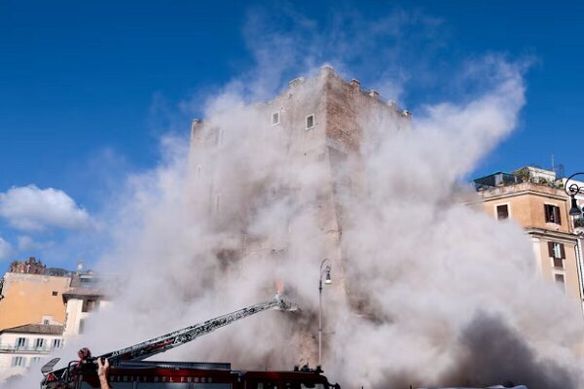 برج قرون وسطایی در مرکز رم ایتالیا فرو ریخت + ویدیو