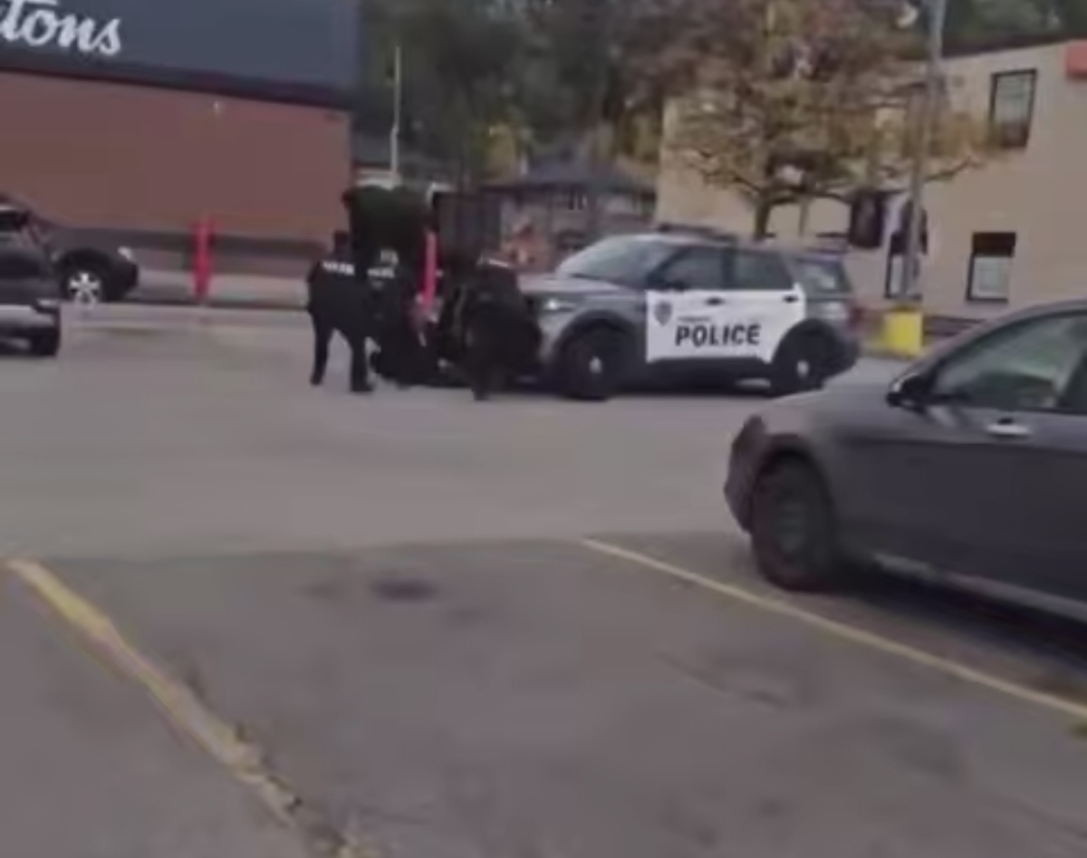 لحظه‌ای که خودروی پلیس کانادا از روی مظنون و همکار خود رد می‌شود + ویدیو