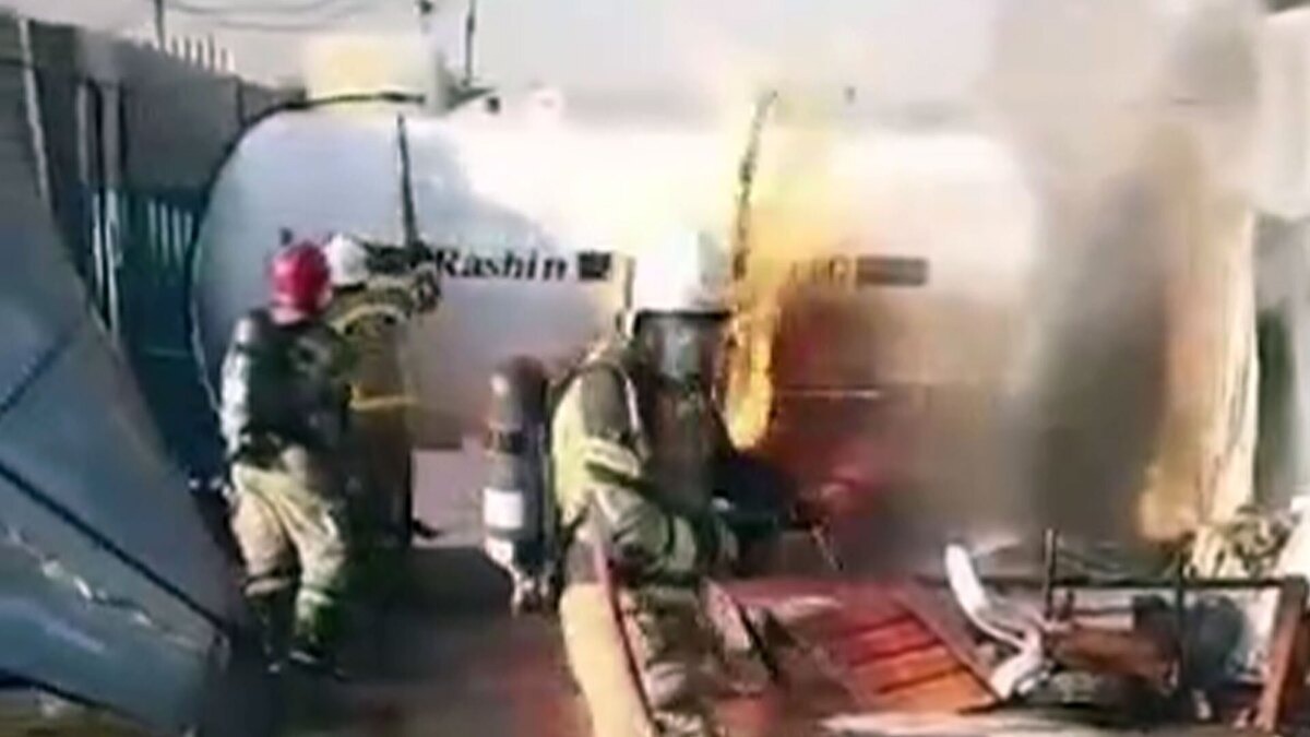 آب‌پاشی هواپیمای ایلیوشین بر محل آتش سوزی در جنگل‌های الیت + ویدیو