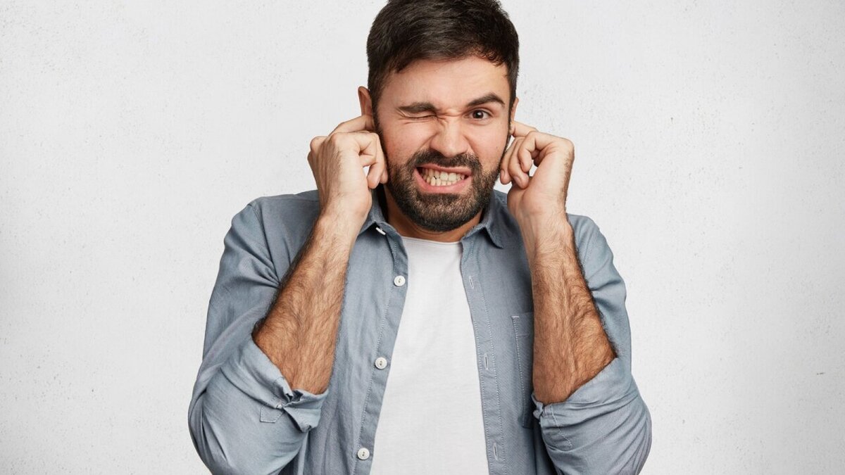 وزوز گوش چیست؟ + روش‌های درمان